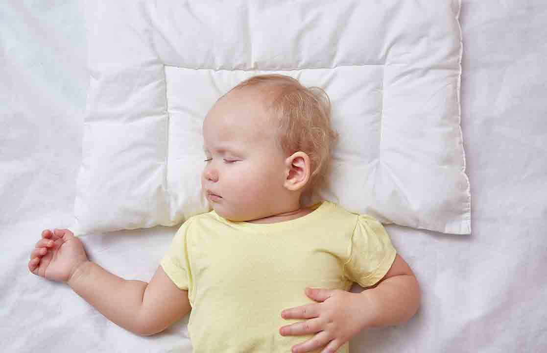 Jangan Sampai Salah! Ini Posisi Tidur Bayi yang Benar Pakai Bantal