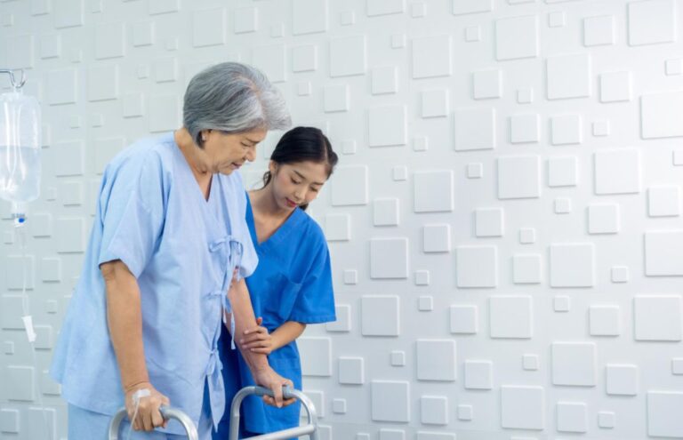 Yuk, Kenali Profesi Perawat Lansia dan Perannya dalam Meningkatkan Kualitas Hidup Lansia Medi-Call