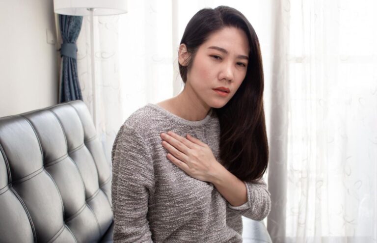 5 Penyebab Dada Sesak Tiba-Tiba pada Wanita Medi-Call