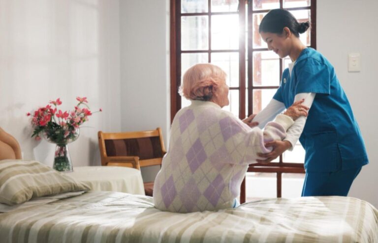 12 Tips Merawat Orang Sakit di Rumah dengan Aman