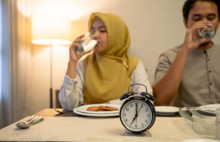 Dehidrasi Saat Puasa? Kenali Tanda & Cara Atasi