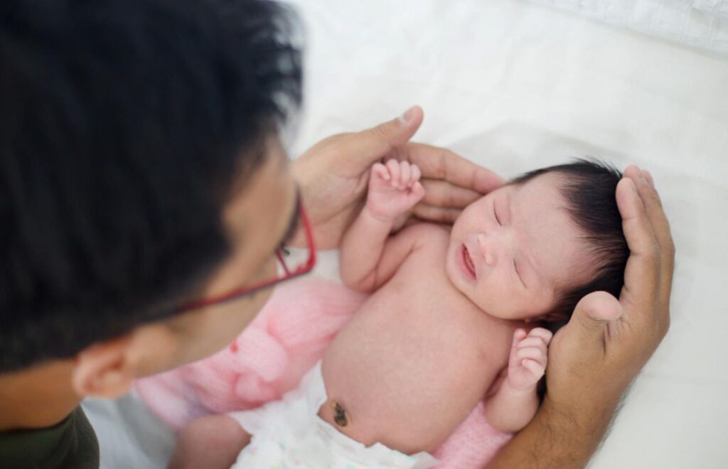 Orang Tua Baru Wajib Tahu Cara Merawat Bayi Baru Lahir dengan Benar