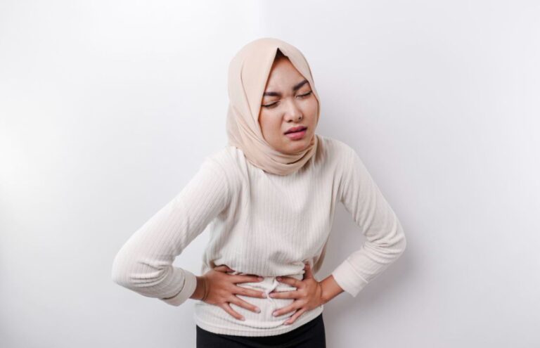 Perut Sakit Saat Puasa? Ini Penyebab & Solusinya