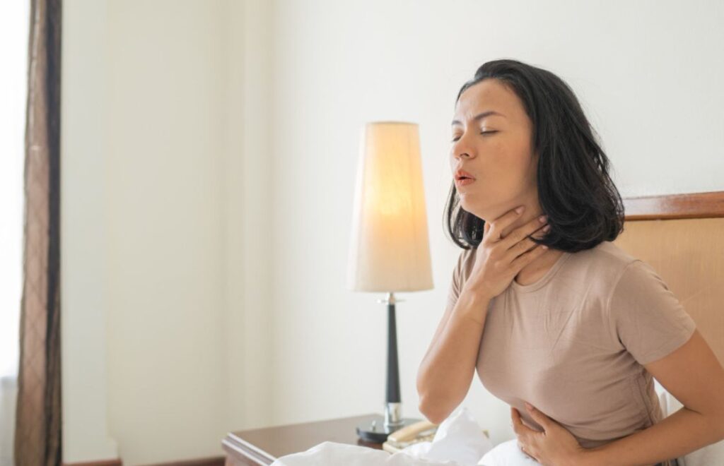 Sakit Tenggorokan Saat Puasa? Ini Penyebab & Solusinya!