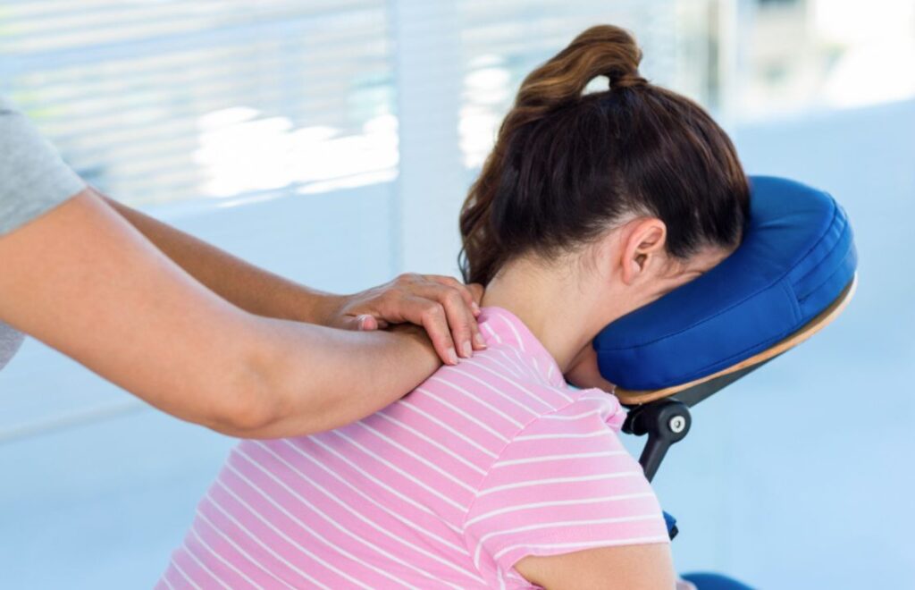 Cara Mengatasi Leher Kaku dengan Peregangan dan Fisioterapi