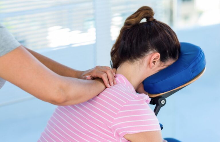 Cara Mengatasi Leher Kaku dengan Peregangan dan Fisioterapi