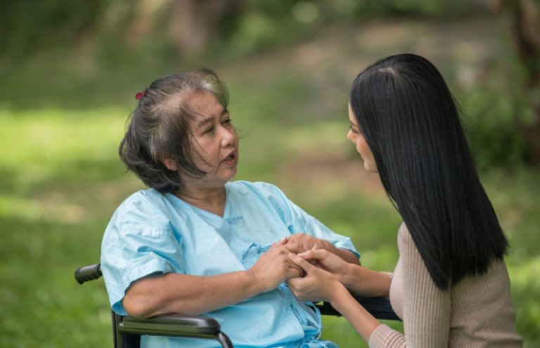 15 Ciri Lansia yang Perlu Caregiver Agar Tetap Aman dan Terawat Medi-Call