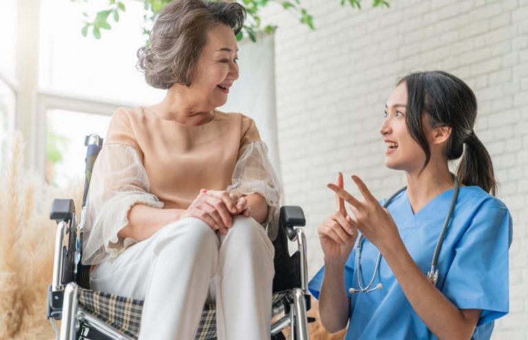 Apa Itu Caregiver? Pengertian, Tugas, dan Perannya