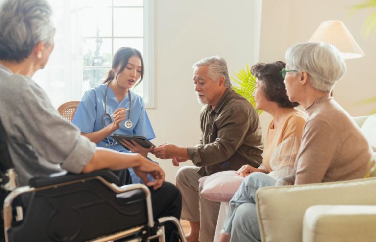 Caregiver vs Panti Jompo: Mana Pilihan Terbaik untuk Orang Tua Lansia?