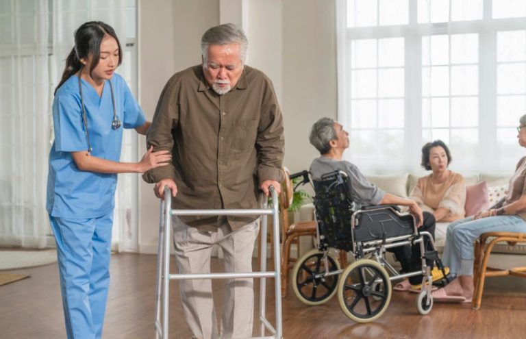 Perbedaan Caregiver dengan Nanny dari Tugas hingga Kualifikasinya Medi-Call